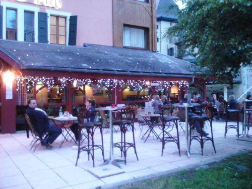 un gruppo di persone seduti ai tavoli fuori da un ristorante di Hôtel Vallée Blanche a Chamonix-Mont-Blanc