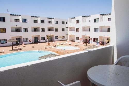 The swimming pool at or close to Apartamentos Lanzarote Paradise Colinas