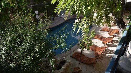 an overhead view of a swimming pool with chairs at Hotel Zamna Boutique in Mérida