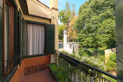 balcone con vista su una casa di Albergo Al Gobbo a Venezia