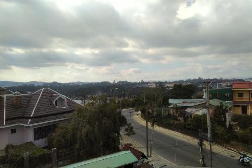 Blick auf eine Straße in einer Stadt mit Gebäuden in der Unterkunft Luan'S Villa in Da Lat