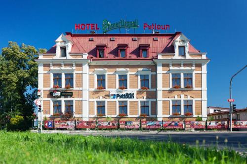 El edificio en el que está el hotel