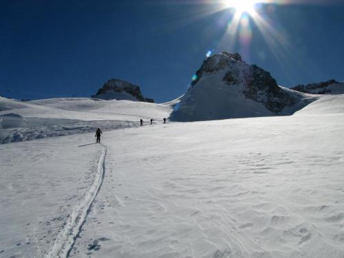 een groep mensen die skiën op een besneeuwde helling bij Hôtel Val d'Este in Saint-Gervais-les-Bains