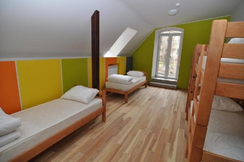 DREAM Hostel Kyiv tesisinde bir odada yatak veya yataklar