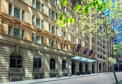 een gebouw met vlaggen aan de zijkant bij Radisson Blu Plaza Hotel Sydney in Sydney