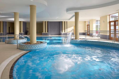 uma piscina com uma fonte num quarto de hotel em Radisson BLU Hotel & Spa, Sligo em Sligo