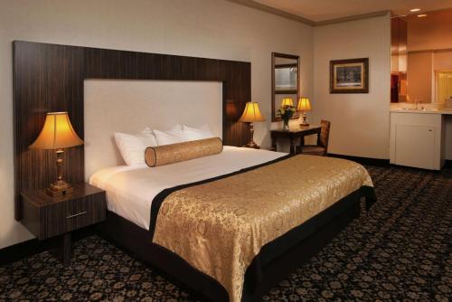 een hotelkamer met een groot bed en twee lampen bij The Claridge Hotel in Atlantic City