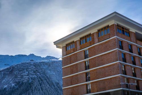 um edifício com vista para uma montanha em Radisson Blu Hotel Reussen, Andermatt em Andermatt