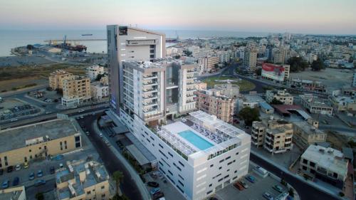 une vue sur une ville avec de grands bâtiments dans l'établissement Radisson Blu Hotel, Larnaca, à Larnaka