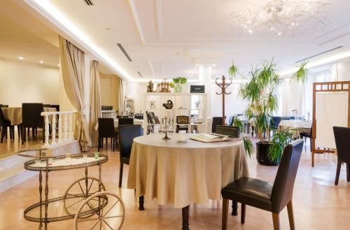 A restaurant or other place to eat at Hotel Andria