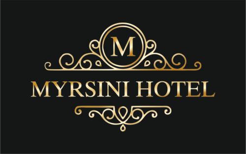 un logo de luxe avec une lettre m et une couronne dans l'établissement Hotel Myrsini, à Kirchentellinsfurt