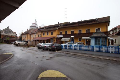 Edifici on està situat l'hostal o pensió