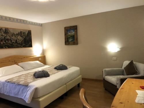 Rúm í herbergi á Hotel Edelweiss 3 Stelle SUPERIOR