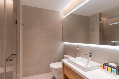 uma casa de banho com um lavatório, um WC e um chuveiro em Hyatt Place Changchun Jingyue em Changchun