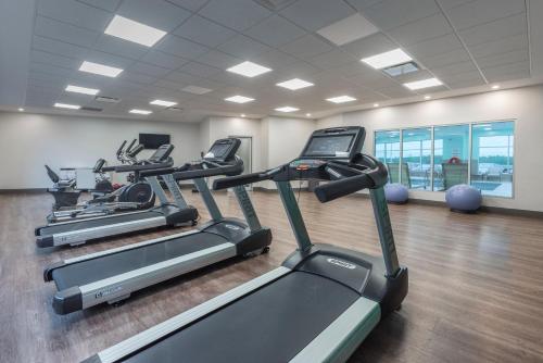 Gimnasio o equipamiento deportivo en Holiday Inn Express & Suites Moncton, an IHG Hotel