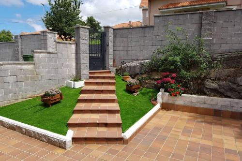 un giardino con scale che conducono a una casa di Magnificas vistas Alto de Laredo a Laredo