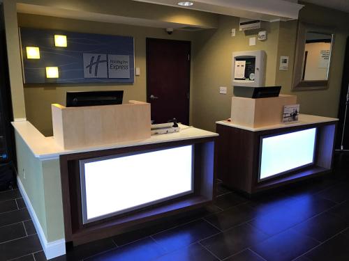 El lobby o recepción de Holiday Inn Express Hotel & Suites St. Paul - Woodbury, an IHG Hotel