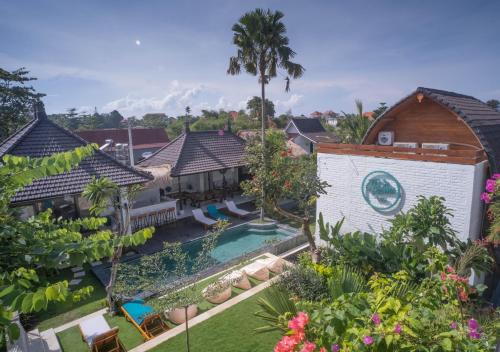 una vista aérea de una casa con piscina en The Palms Canggu, en Canggu