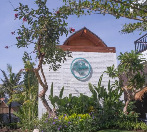 un edificio con un cartel en el costado en The Palms Canggu, en Canggu