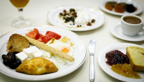 einen Tisch mit Frühstücksteller darauf in der Unterkunft Hotel Metropol in Larisa