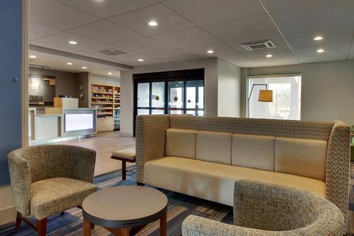 a waiting room with a couch and chairs at Holiday Inn Express Baltimore BWI Airport West, an IHG Hotel in Hanover