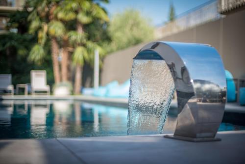 - un robinet à côté de la piscine dans l'établissement Hotel Villa Enrica, à Riva del Garda