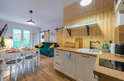 Una cocina o cocineta en Apartament Tarasowy z PRYWATNĄ SAUNĄ - 5D Apartamenty