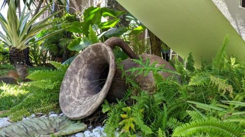 een tuin met een toilet in het midden van planten bij Lharmonie Villa in Pereybere