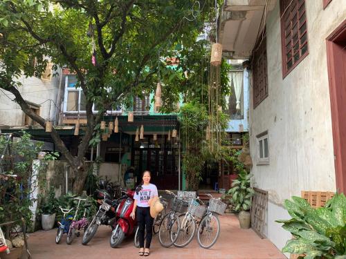 Un uomo in piedi accanto a un gruppo di moto di Halo Bay Homestay a Ha Long