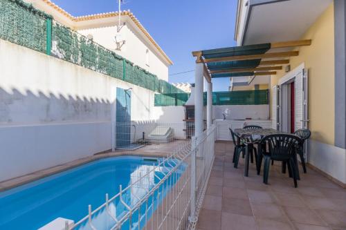 A piscina localizada em Villa Amoreira by ALGARVEMANTA ou nos arredores