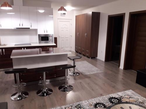 Una cocina o kitchenette en Mira apartman