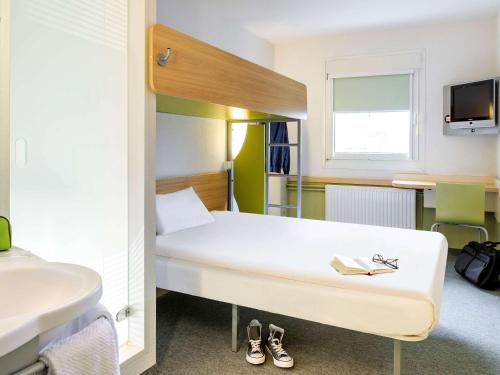 Säng eller sängar i ett rum på ibis budget Hotel Brussels Airport