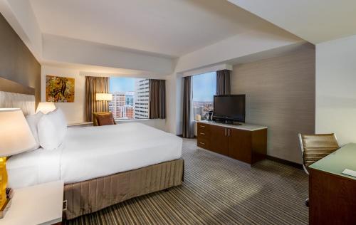 מיטה או מיטות בחדר ב-Crowne Plaza Seattle, an IHG Hotel with no Resort Fee