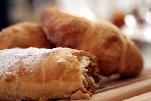 un primo piano di tre pasticcini su un tagliere di Hotel Terme a Bormio