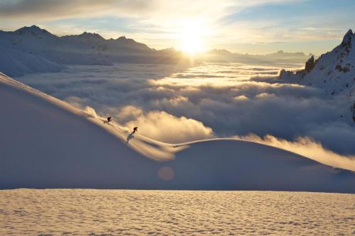 two people on a bridge above a sea of clouds at Haldenhof in Lech am Arlberg