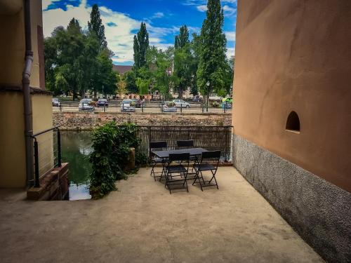 een patio met een tafel en stoelen in een gebouw bij Le Dunant in Straatsburg