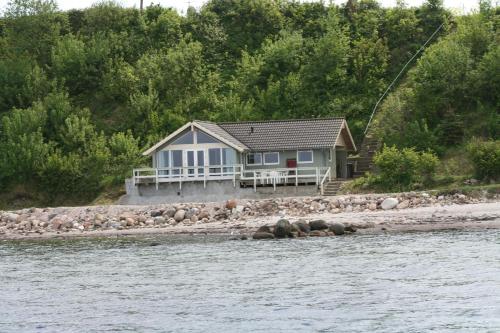 una casa sulla riva di un corpo d'acqua di Loff Holiday Houses a Aabenraa