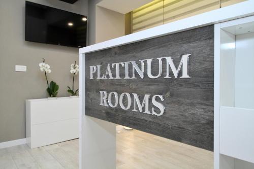 PLATINUM ROOMS butique hotel tesisinde bir televizyon ve/veya eğlence merkezi