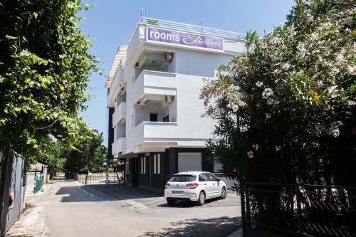 une voiture blanche garée devant un bâtiment dans l'établissement Villa Elkom, Appartment 7, à Donji Štoj