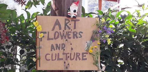 Art Flowers and Culture في ميستراس: علامة تقول محبي الفن والثقافة