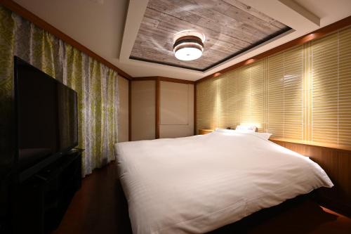 เตียงในห้องที่ HOTEL The Scene