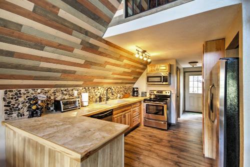 Dapur atau dapur kecil di Hillside Cripple Creek Cabin with Hot Tub, Mtn Views