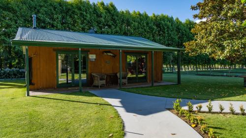 een hut in een park met een tuin bij The Jolly Poacher Retreat in Blenheim