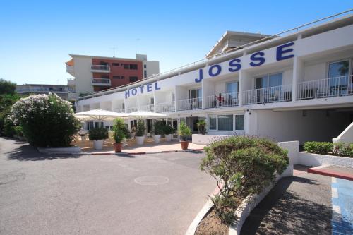 een hotel Los Angeles met een parkeerplaats ervoor bij Hôtel Josse in Antibes