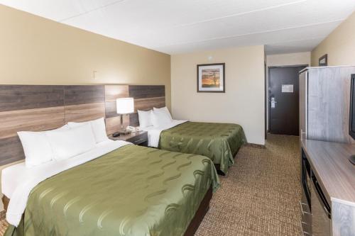 Uma cama ou camas num quarto em Quality Inn & Suites