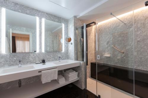 a bathroom with a sink and a shower at Hotel Liabeny in Madrid