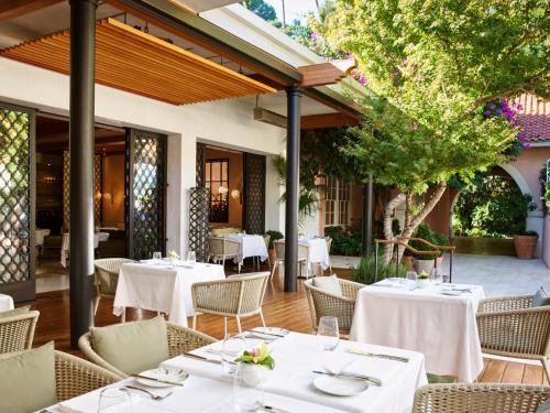 Hotel Bel-Air - Dorchester Collection tesisinde bir restoran veya yemek mekanı