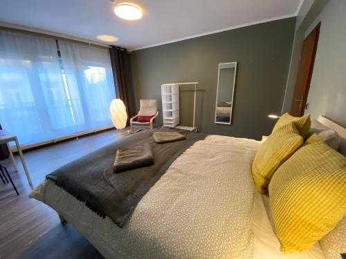 1 dormitorio con cama grande y ventana grande en Park City Center, en Luxemburgo