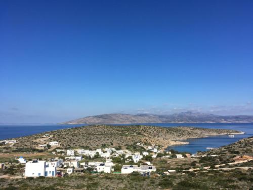 - une vue sur un petit village perché sur une colline avec de l'eau dans l'établissement Aiolos Hotel, à Iraklia