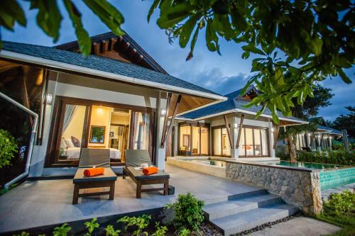 uma villa com um pátio e uma piscina em 2H RESORT KOH SAMUI em Mae Nam